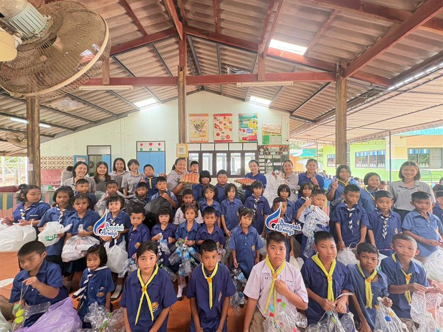 นักเรียนถือขวดพลาสติกมาร่วมกิจกรรม
