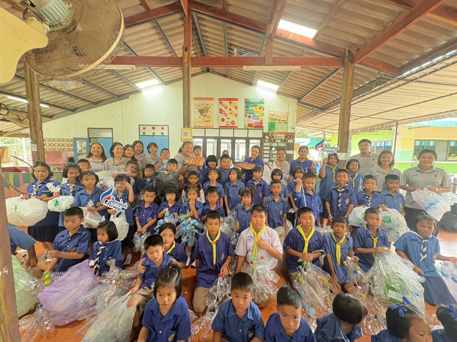 นักเรียนร่วมกิจกรรมรีไซเคิลกับสนามบินตราด
