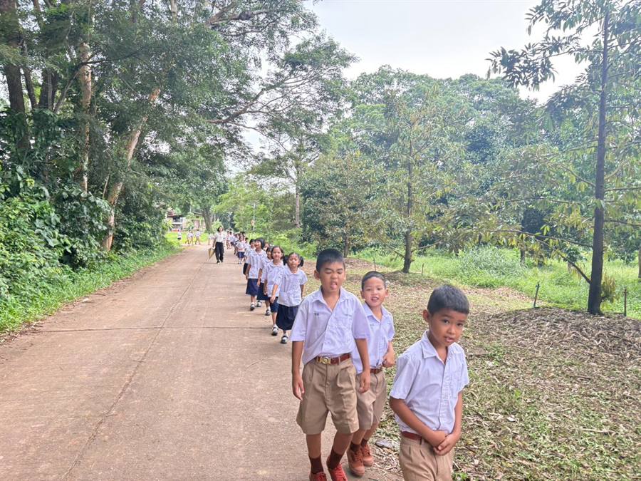 นักเรียนร่วมขบวนแห่เทียนพรรษา