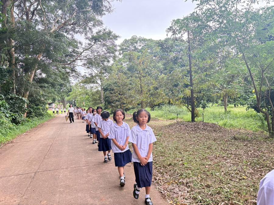 คณะครูและนักเรียนร่วมพิธีถวายเทียนพรรษา