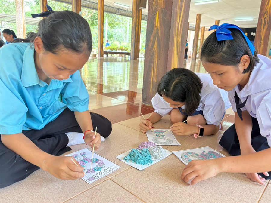 นักเรียนช่วยกันทำกิจกรรมศิลปะ