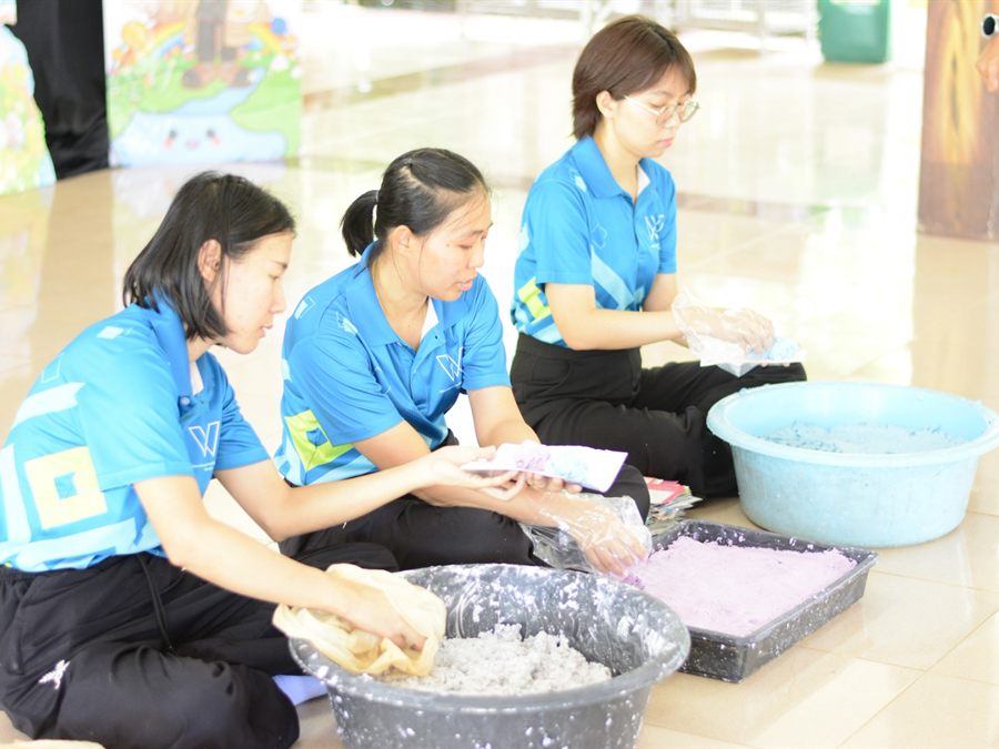 นักเรียนร่วมกิจกรรมเรียนรู้แบบลงมือปฏิบัติ