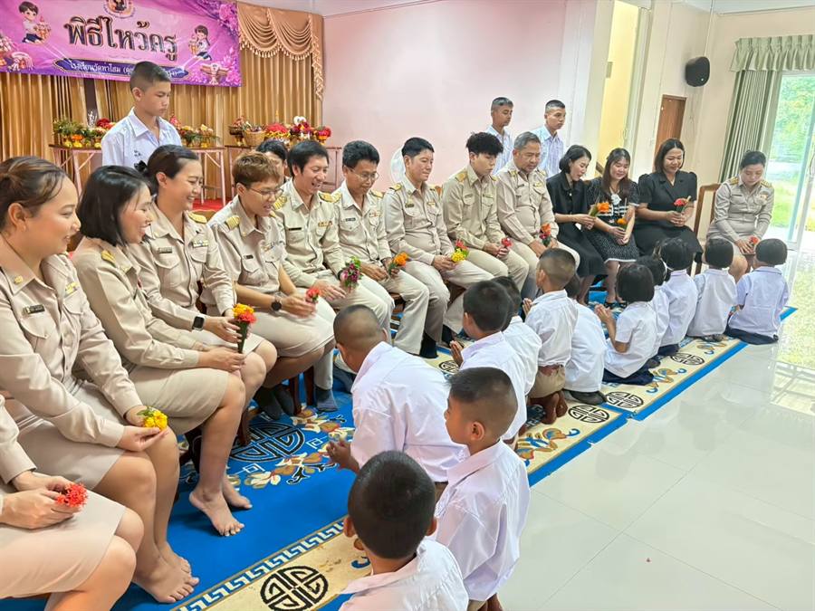 คณะครูและนักเรียนในพิธีไหว้ครู